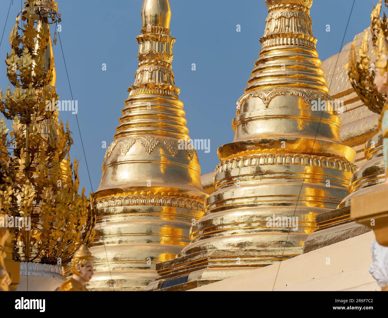 Détail de la Pagode Shwedagon, le monument le plus célèbre de Yangon, au Myanmar. Banque D'Images
