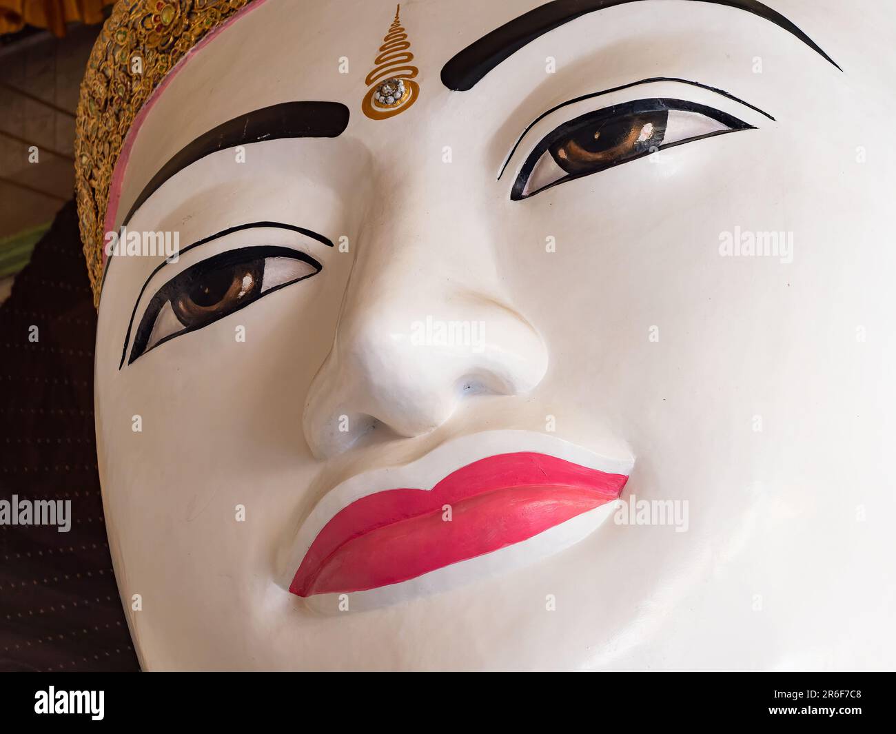 Détail de l'image du Bouddha blanc à la Pagode Shwedagon, le plus célèbre monument de Yangon, au Myanmar. Banque D'Images