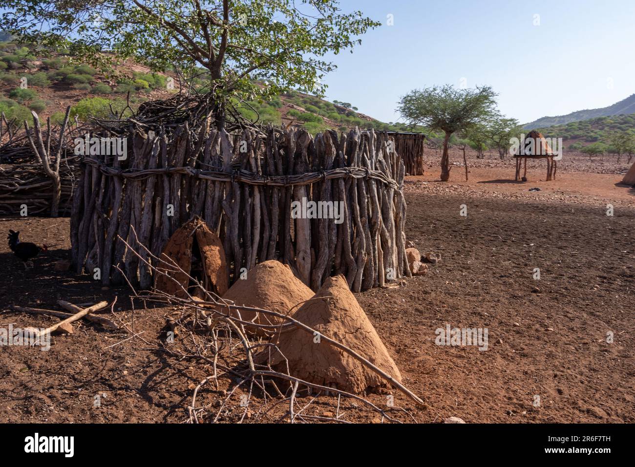 Village de la tribu Himba, Kaokoveld, Namibie, Afrique. Le hangar en bois brut est utilisé pour le stockage du grain ou du bétail. Le Himba (singulier : OmuHimba, plura Banque D'Images