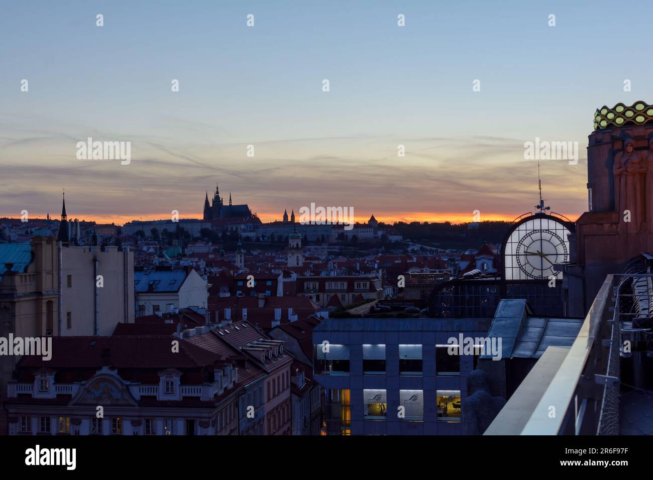 Nuit vue sur Prague avec St. Silhouette de la cathédrale de Vitus à l'horizon Banque D'Images