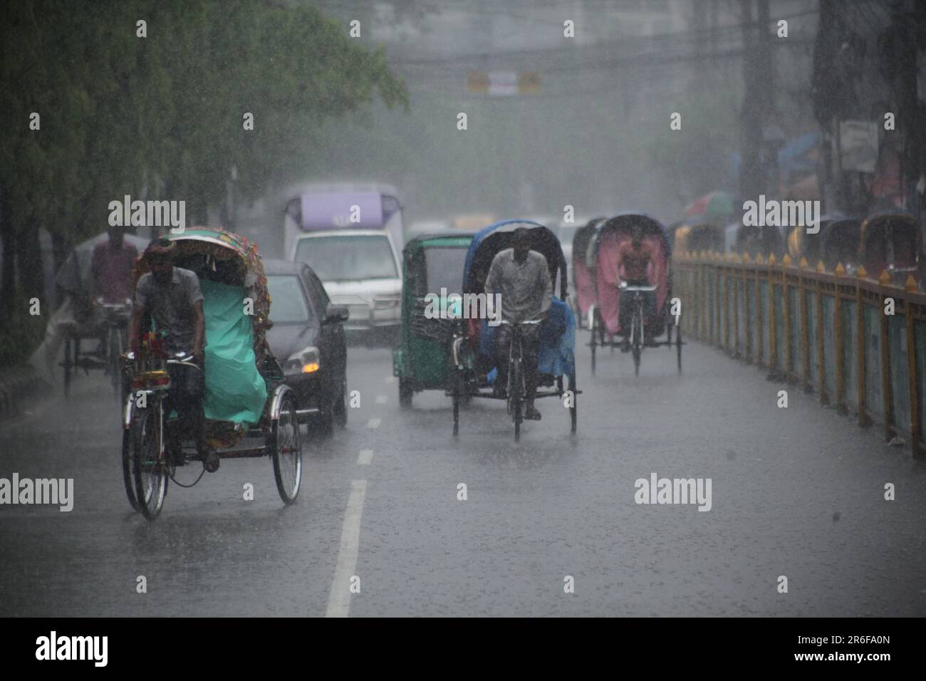 Pousse-pousse transportant le passager lorsqu'une femme de ménage a de fortes précipitations à dhaka, au Bangladesh, le 22march 2023.Nazmul islam/ alamy Live news Banque D'Images