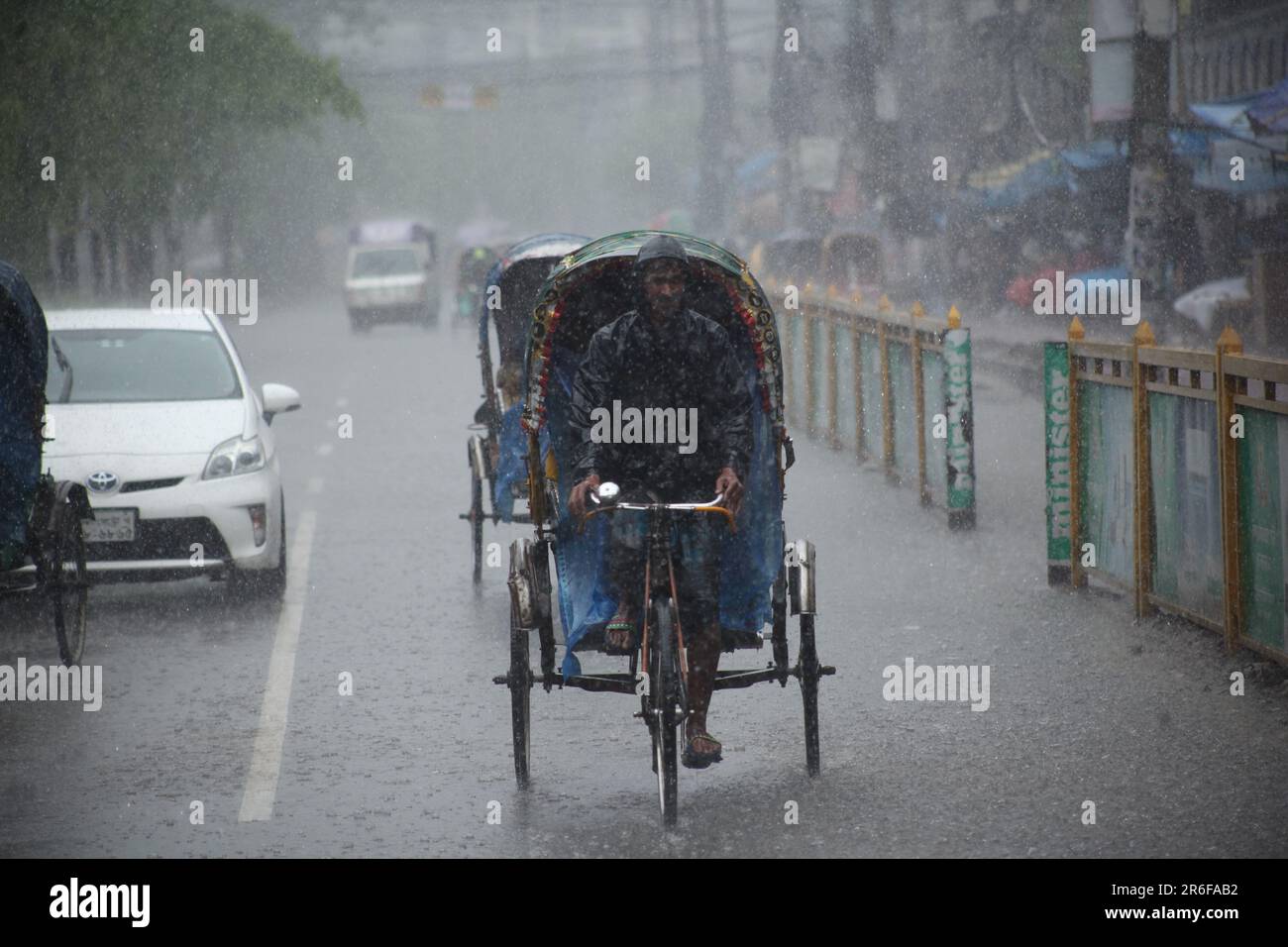 Pousse-pousse transportant le passager lorsqu'une femme de ménage a de fortes précipitations à dhaka, au Bangladesh, le 22march 2023.Nazmul islam/ alamy Live news Banque D'Images