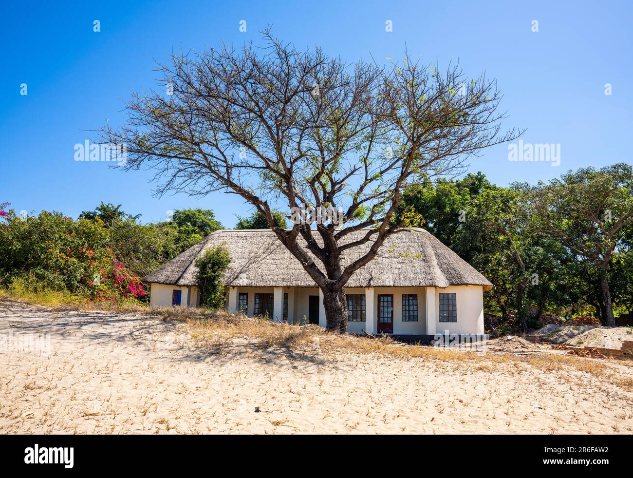 Maison abandonnée sur les rives du lac Malawi Banque D'Images