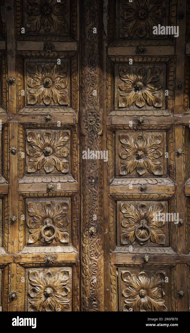 Ancienne porte indienne sculptée en bois antique Photo Stock - Alamy