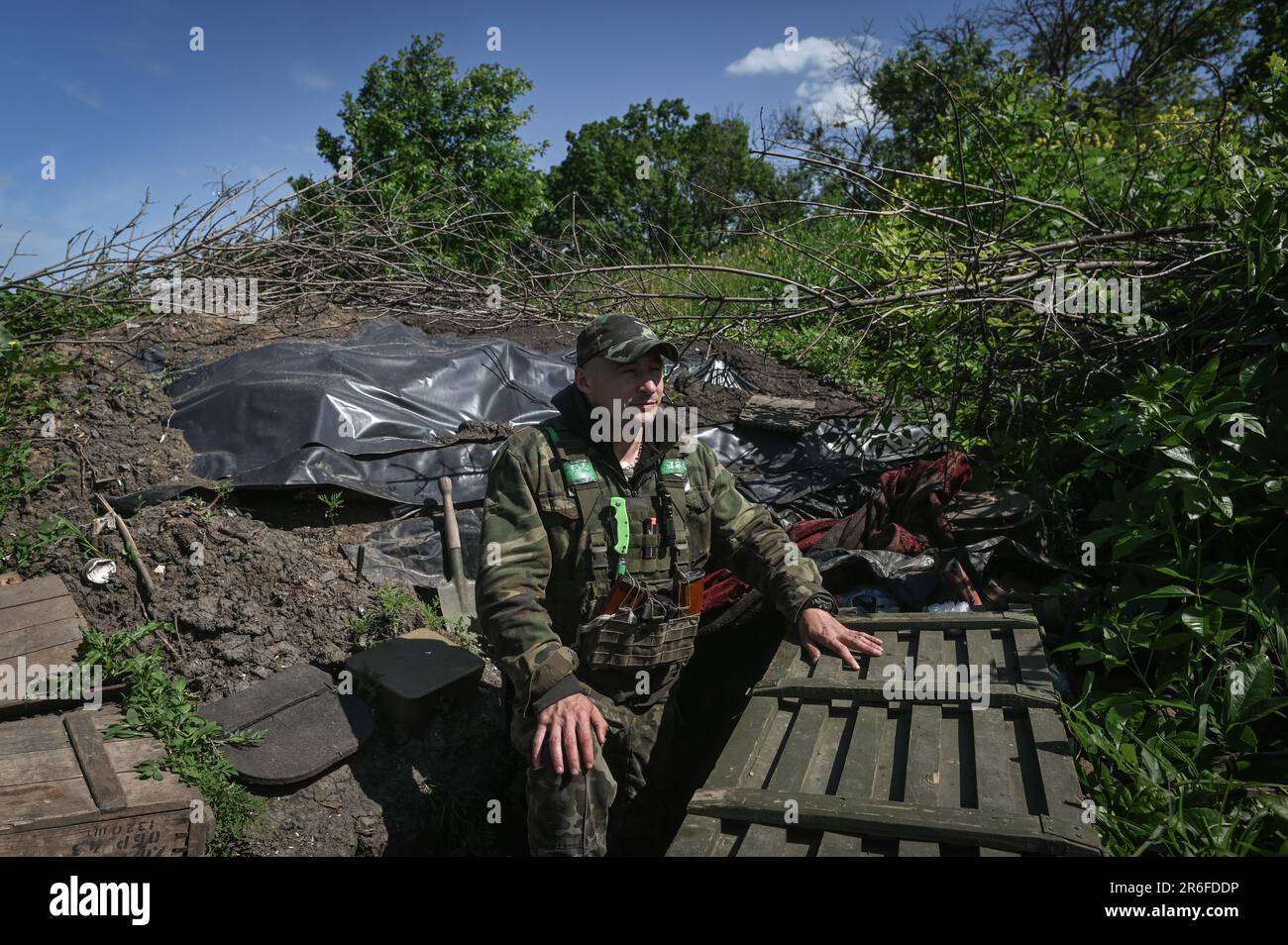 Un soldat de l'Ukraine debout à côté de son bunker pose pour une photo près de la ville assiégée de Vuhledar sur 8 juin 2023. Les soldats ukrainiens de la Brigade Jaeger de 68th occupent des positions défensives près de la ville ukrainienne de Vuhledar où ils reçoivent quotidiennement des tirs de mortier ennemi et de grenade. (Photo de Justin Yau/ Sipa USA) Banque D'Images