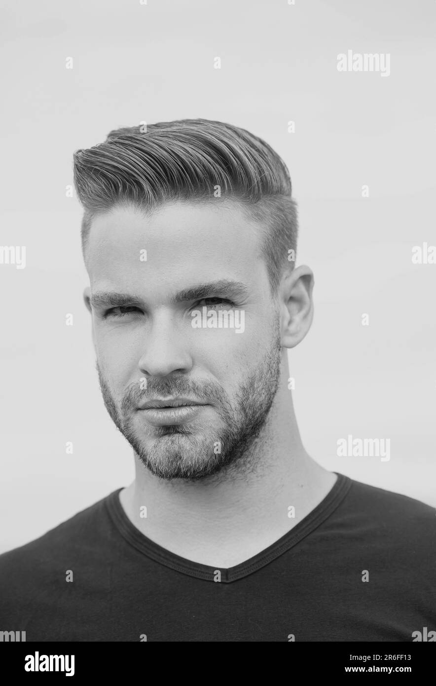 Portrait d'homme sérieux. Visage du jeune homme. Visages portraits. Émotions des gens. Gay sérieux. LGBTQ, fierté, lgbt. Banque D'Images