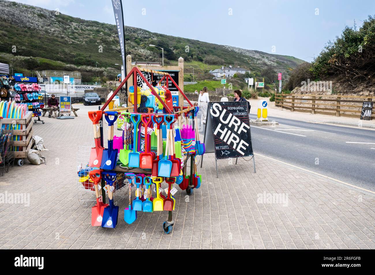 Jouets en plastique de plage nouveautés en vente sur un présentoir sur le bord de la route à Mawgan Porth, en Cornouailles, au Royaume-Uni. Banque D'Images