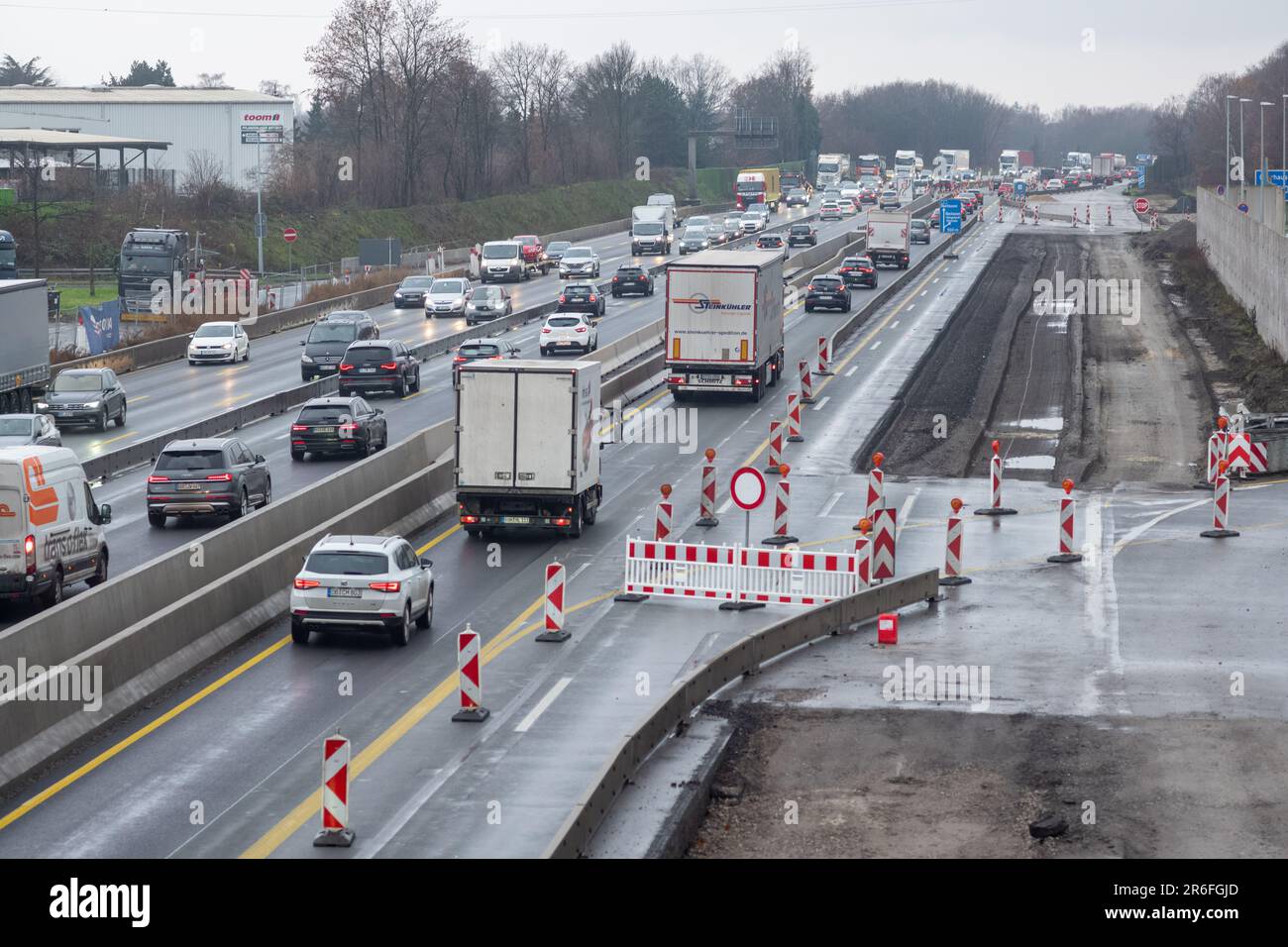 Une vue aérienne d'une autoroute avec des panneaux de construction bordant les côtés et des travaux de rue bloquant la route Banque D'Images