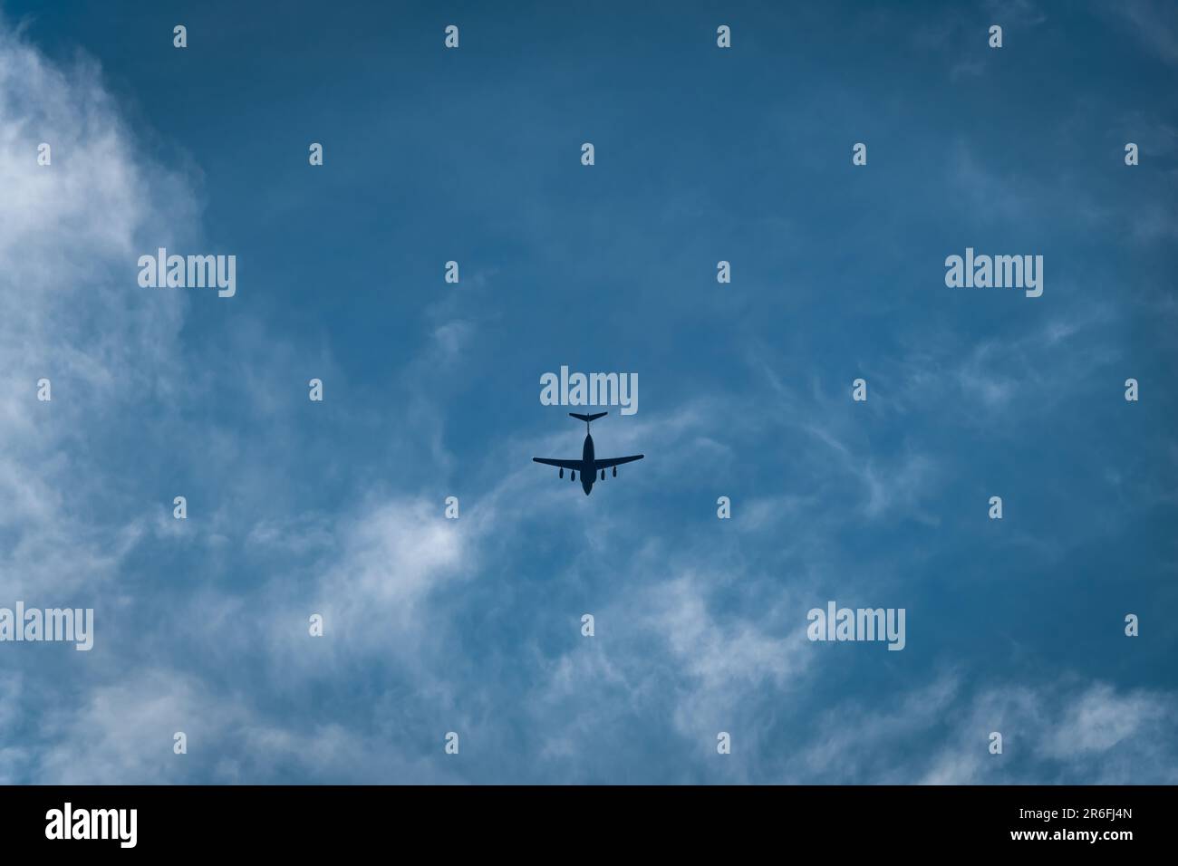 Un avion volant dans le ciel par une journée ensoleillée. Banque D'Images