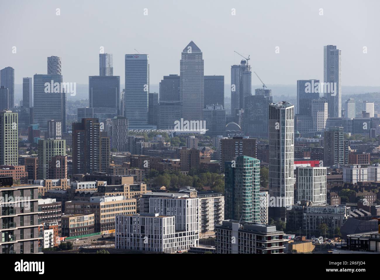 Canary Wharf Skyline, quartier financier de la région des docklands de l'est de Londres sur une chaude journée d'été vue d'un bâtiment de haute élévation à Stratford, Londres. Banque D'Images