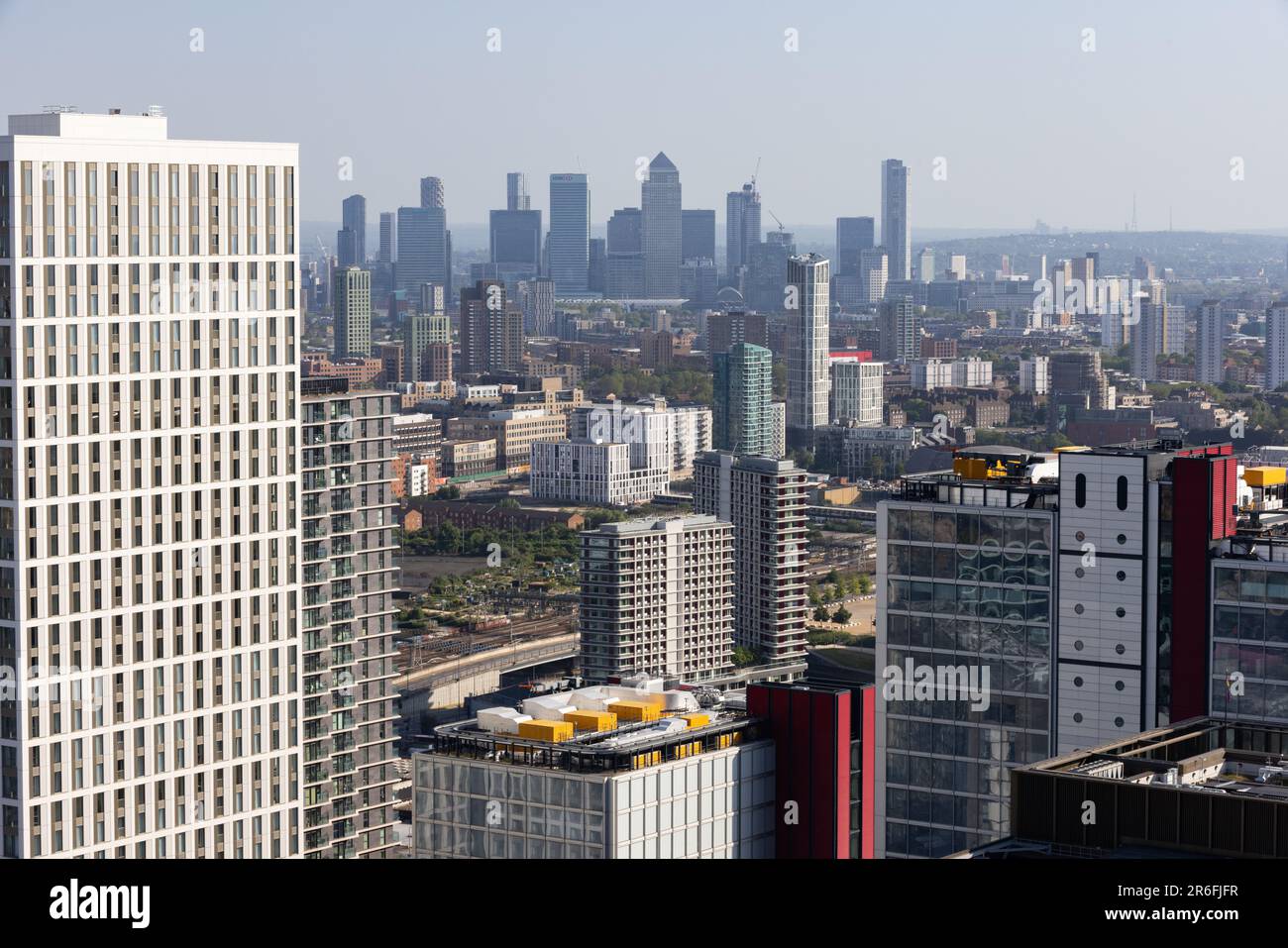 Canary Wharf Skyline, quartier financier de la région des docklands de l'est de Londres sur une chaude journée d'été vue d'un bâtiment de haute élévation à Stratford, Londres. Banque D'Images