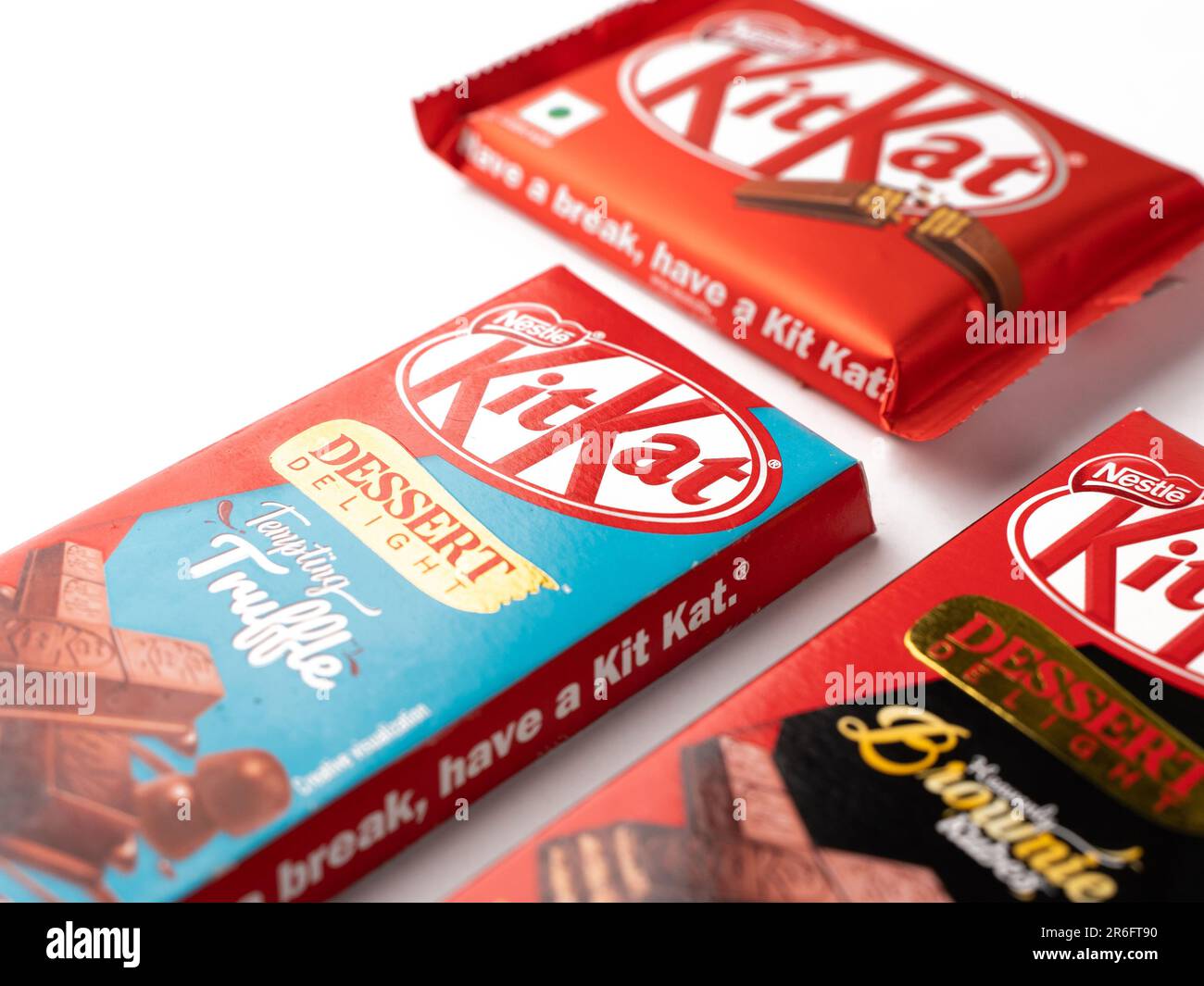 Assam, inde - 15 août 2020 : image de stock isolée de la barre de chocolat KitKat. Banque D'Images