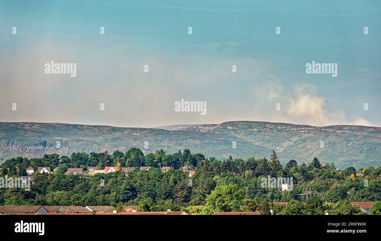 Glasgow, Écosse, Royaume-Uni 9th juin 2023. Wildfire à campsie est tombé des collines dans le nord de la ville qui peut être vu de partout dans la ville commence à nouveau comme celui qui est entré dans un quatrième jour et a disparu comme des nuages de fumée est apparu cet après-midi et a continué à apparaître au-dessus de la banlieue de Milngavie et bearsden. Crédit Gerard Ferry/Alay Live News Banque D'Images