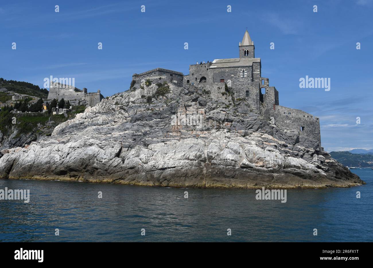 Italie - Porto Venere - 8 mai 2022 : l'église romane de San Pietro est un bâtiment religieux catholique à Porto Venere sous le château de Doria. Banque D'Images