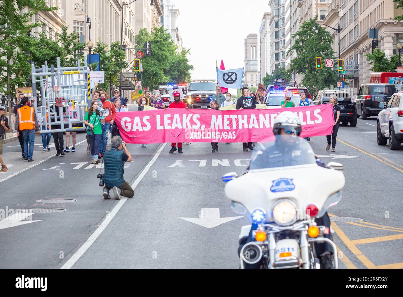 9 juin 2023, Washington, District de Columbia, Etats-Unis: Des membres du groupe de militants pour le climat extinction Rebellion DC protestent contre l'utilisation du méthane dans le District de Columbia vendredi, 9 juin 2023 à Washington. Les militants exigent notamment une déclaration publique selon laquelle Washington GasÃ prévoit de remplacer et d'utiliser les infrastructures de gaz méthane de capitalÃs, ce qui empêcherait la ville d'atteindre ses objectifs de lutte contre la crise climatique. Ordonner à la Commission de la fonction publique de mettre fin au projet de remplacement des tuyaux, à l'exception des réparations d'urgence nécessaires pour protéger la santé et la sécurité des résidents; et de s'engager au faire Banque D'Images