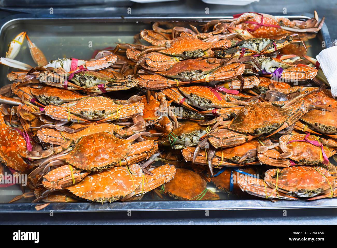 De nombreux crabes de fruits de mer dans le marché nocturne vietnamien dans le festival de la nourriture Banque D'Images