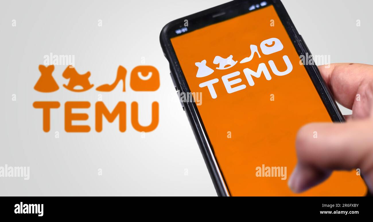 Boston, États-Unis, mars 2023 : main tenant un téléphone avec le logo Temu affiché à l'écran. Logo flou sur l'arrière-plan. Temu est un marché en ligne. Il Banque D'Images