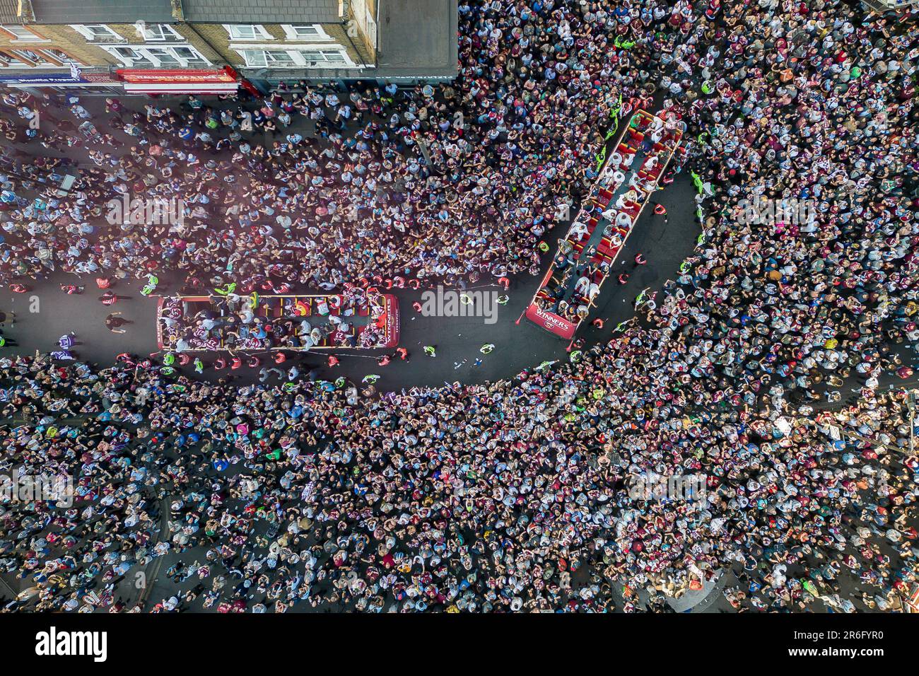 Londres, Royaume-Uni. 08th juin 2023. Les bus se rendent à l'intersection de Green Street et Barking Road lors de la parade du trophée West Ham United après leur victoire finale de l'UEFA Europa Conference League à Stratford sur 8 juin 2023 à Londres, au Royaume-Uni. (Photo de Daniel Chesterton/phcimages.com) Credit: PHC Images/Alamy Live News Banque D'Images