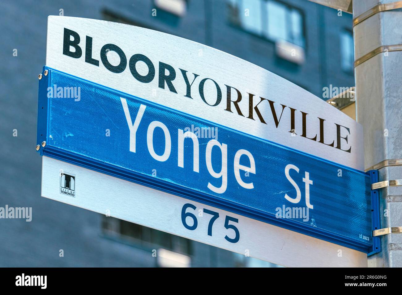 Toronto, Canada - 4 juin 2023 : panneau Blooryorkville Yonge St 675. Un grand bâtiment est en arrière-plan. Banque D'Images