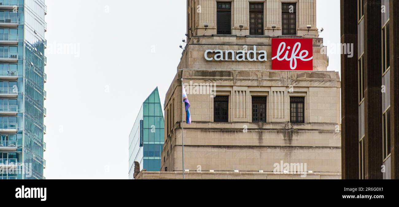 Toronto, Canada - 4 juin 2023 : l'édifice de la vie au Canada avec un drapeau sur un mât. Les grands bâtiments sont visibles en arrière-plan. Banque D'Images