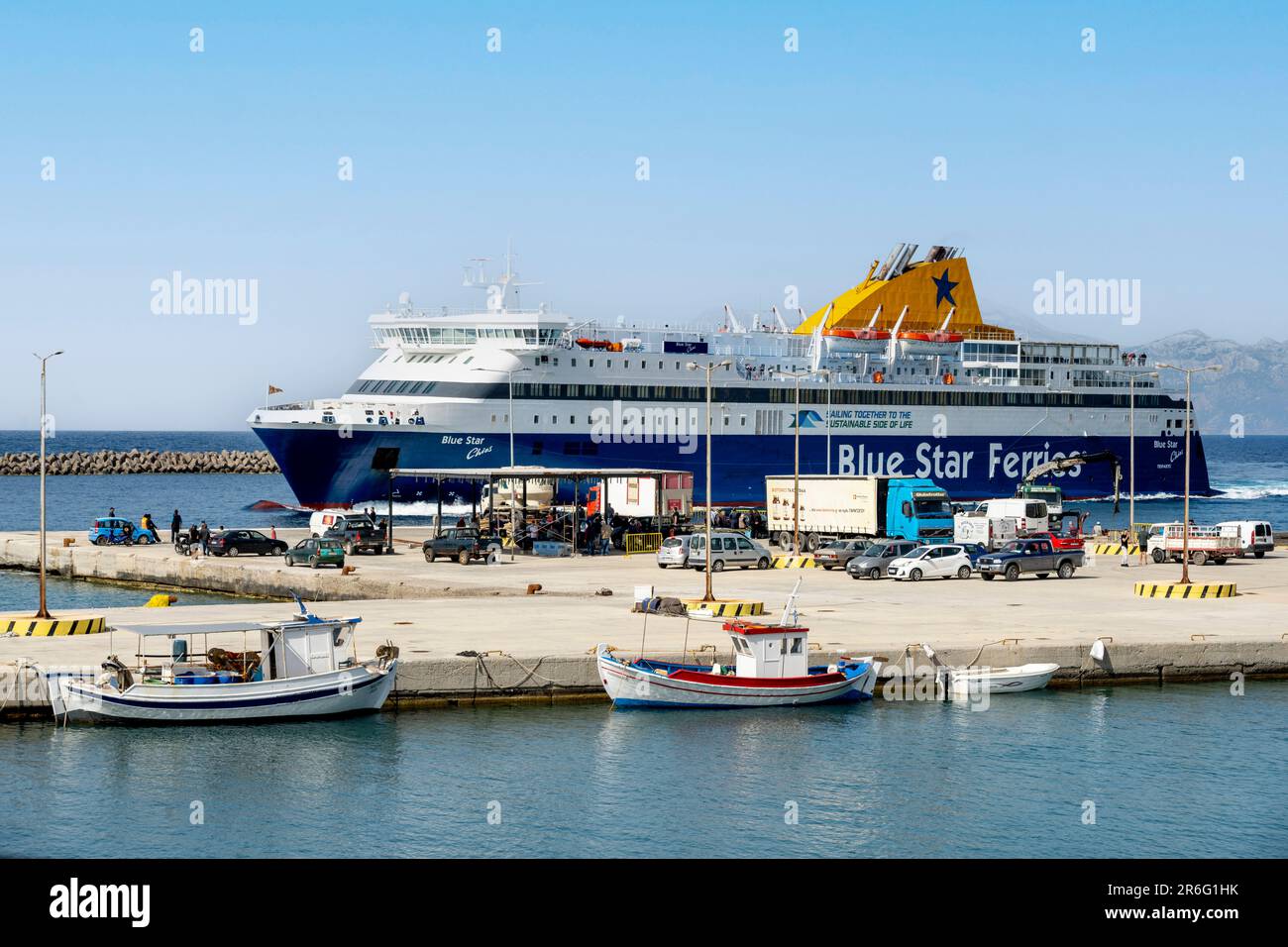 Griechenland, Dodekanes, Insel Kassos, Inselhaupport Ven, Fähre der Blue Star Ferries, im hintergrund die Insel Karpathos Banque D'Images