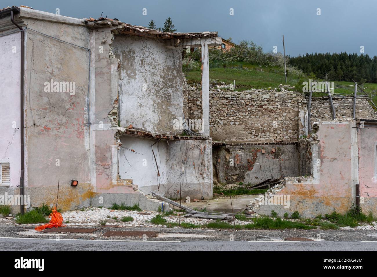 Des bâtiments endommagés et effondrés dans le village de Castelluccio di Norcia causés par le tremblement de terre de 2016, Ombrie, Italie, Europe Banque D'Images