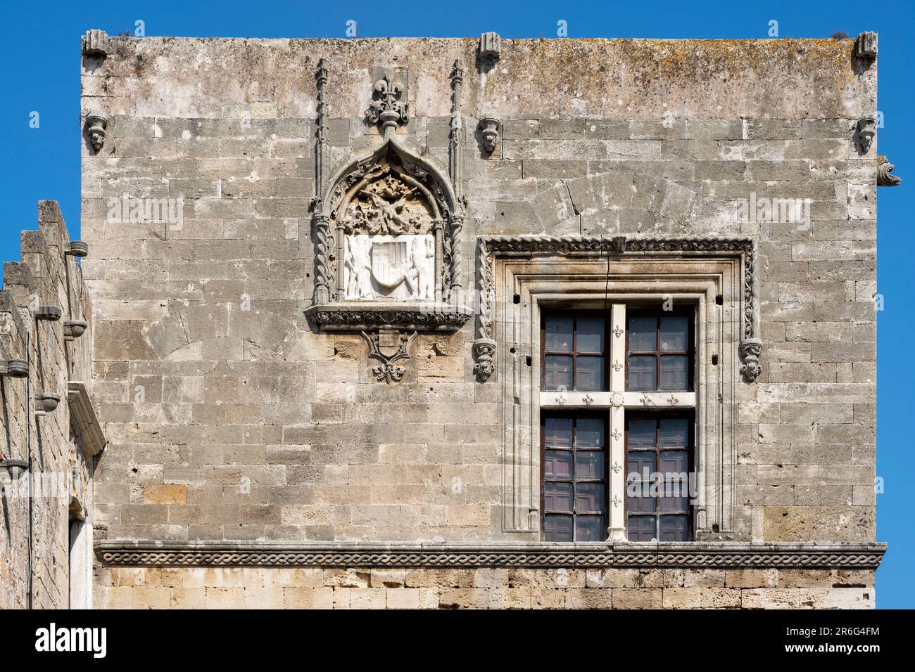 Griechenland, Rhodos-Stadt, Platia Ippokratou (Platia Ippokratus, Sokrates Platz), Wappen an der Wand über der Freitreppe der 1503 erbauten Kastellani Banque D'Images