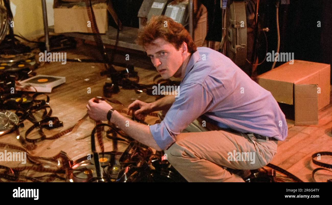 ÉTATS-UNIS. Aidan Quinn dans une scène du film (C)Orion Pictures: Désespérément à la recherche de Susan (1985). Complot : la fascination de la femme au foyer de banlieue du New Jersey pour une femme libre qu'elle a lue dans les colonnes personnelles la conduit à se tromper pour la femme elle-même. REF: LMK110-J9980-070623 fourni par LMKMEDIA. Éditorial uniquement. Landmark Media n'est pas le propriétaire des droits d'auteur de ces images de films ou de téléviseurs, mais fournit un service uniquement pour les médias reconnus. pictures@lmkmedia.com Banque D'Images