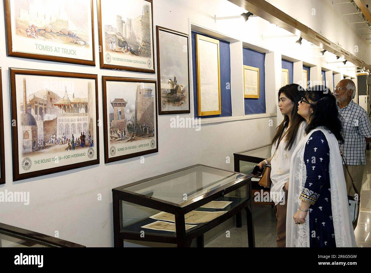 Les visiteurs s'intéressent particulièrement aux documents gouvernementaux, manuscrits, publications, cartes pendant l'exposition organisée à la veille de la Journée internationale des archives par le département des archives tenu au complexe des archives Sindh à Karachi vendredi, 9 juin 2023. Credit: Asianet-Pakistan/Alamy Live News Banque D'Images