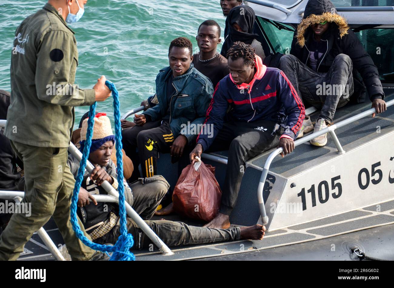 9 juin 2023: Sfax, Tunisie. 09 juin 2023. Les migrants subsahariens qui tentent de traverser la Méditerranée et d'atteindre l'Italie sont interceptés par la Garde nationale tunisienne au large de la côte de Sfax. La région de Sfax, avec ses 150 km de côtes, est récemment devenue un centre important pour les Tunisiens et les migrants subsahariens qui tentent de traverser la mer Méditerranée dans un voyage dangereux pour atteindre l'Italie (Credit image: © Hasan mrad/IMAGESLIVE via ZUMA Press Wire) USAGE ÉDITORIAL SEULEMENT! Non destiné À un usage commercial ! Crédit : ZUMA Press, Inc./Alay Live News Banque D'Images