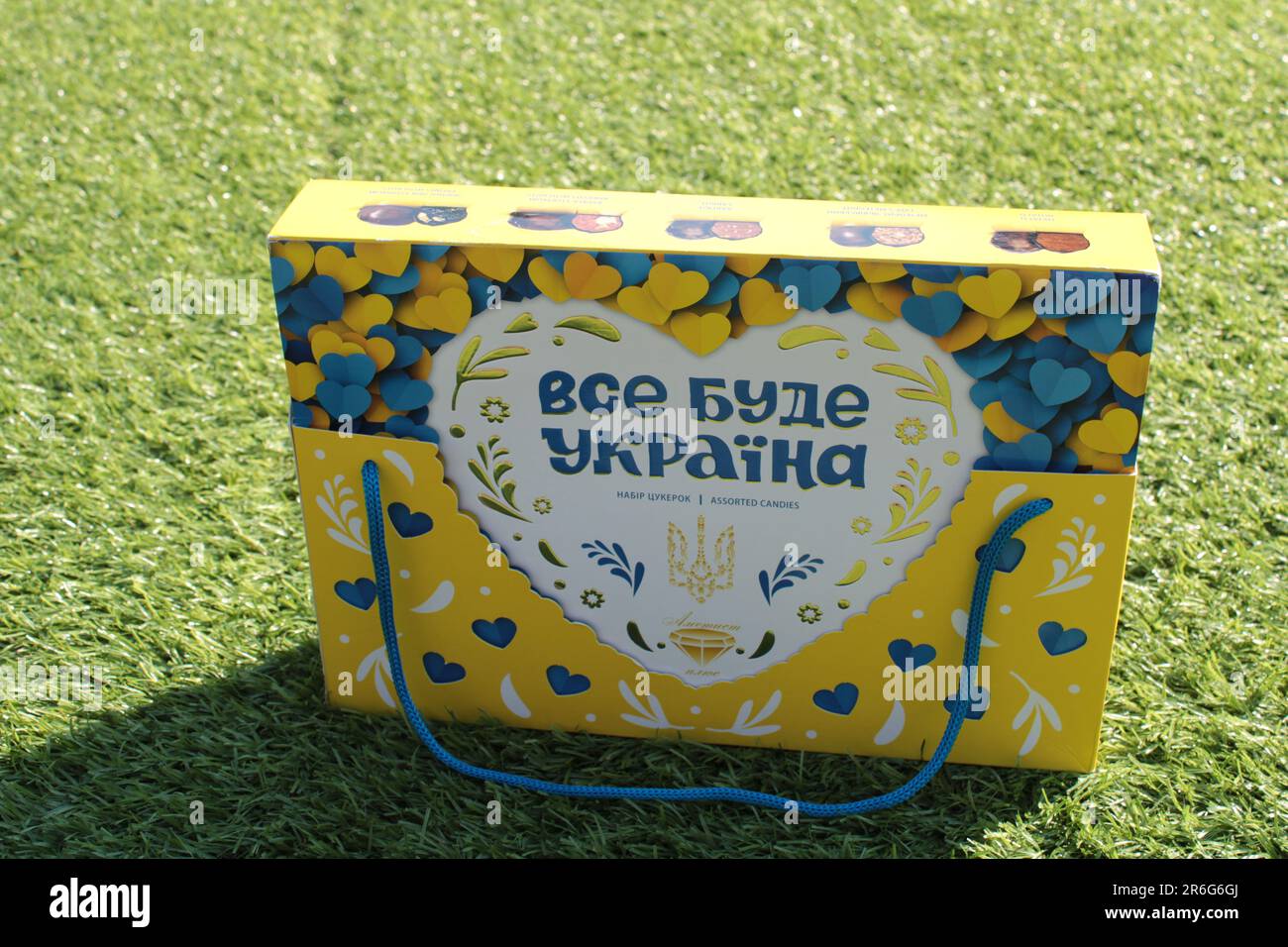 Tout sera Ukraine boîte de bonbons sur un fond vert avec espace de copie Banque D'Images