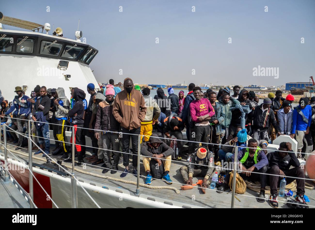 9 juin 2023: Sfax, Tunisie. 09 juin 2023. Les migrants subsahariens qui tentent de traverser la Méditerranée et d'atteindre l'Italie sont interceptés par la Garde nationale tunisienne au large de la côte de Sfax. La région de Sfax, avec ses 150 km de côtes, est récemment devenue un centre important pour les Tunisiens et les migrants subsahariens qui tentent de traverser la mer Méditerranée dans un voyage dangereux pour atteindre l'Italie (Credit image: © Hasan mrad/IMAGESLIVE via ZUMA Press Wire) USAGE ÉDITORIAL SEULEMENT! Non destiné À un usage commercial ! Crédit : ZUMA Press, Inc./Alay Live News Banque D'Images