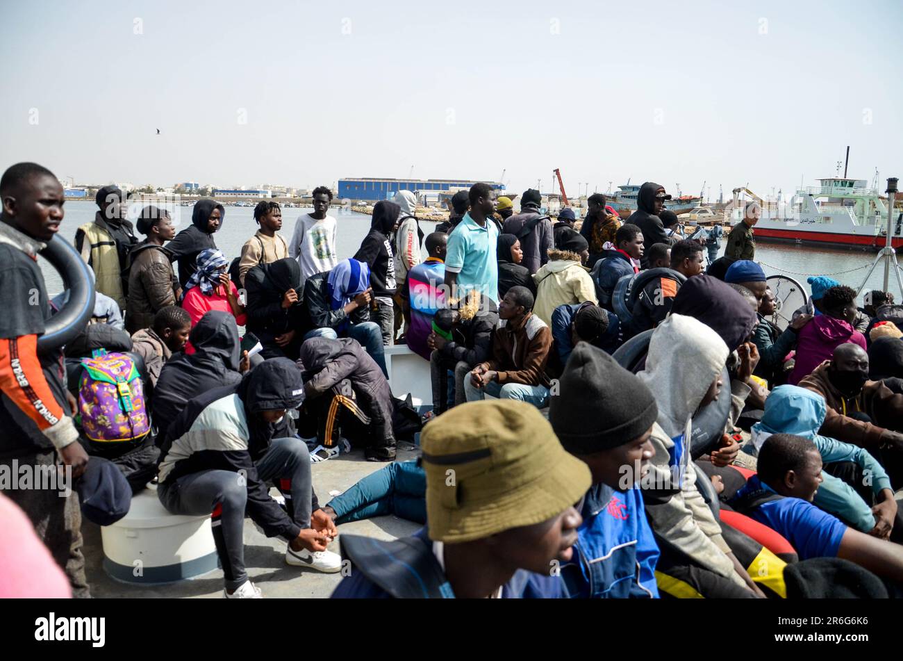 9 juin 2023: Sfax, Tunisie. 09 juin 2023. Les migrants subsahariens qui tentent de traverser la Méditerranée et d'atteindre l'Italie sont interceptés par la Garde nationale tunisienne au large de la côte de Sfax. La région de Sfax, avec ses 150 km de côtes, est récemment devenue un centre important pour les Tunisiens et les migrants subsahariens qui tentent de traverser la mer Méditerranée dans un voyage dangereux pour atteindre l'Italie (Credit image: © Hasan mrad/IMAGESLIVE via ZUMA Press Wire) USAGE ÉDITORIAL SEULEMENT! Non destiné À un usage commercial ! Crédit : ZUMA Press, Inc./Alay Live News Banque D'Images