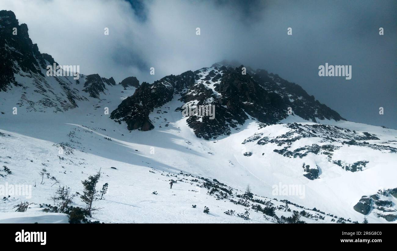 Slovaquie randonnée Tar rivière, hiver. Beauté des Snowy Mountains et de la glace. Banque D'Images