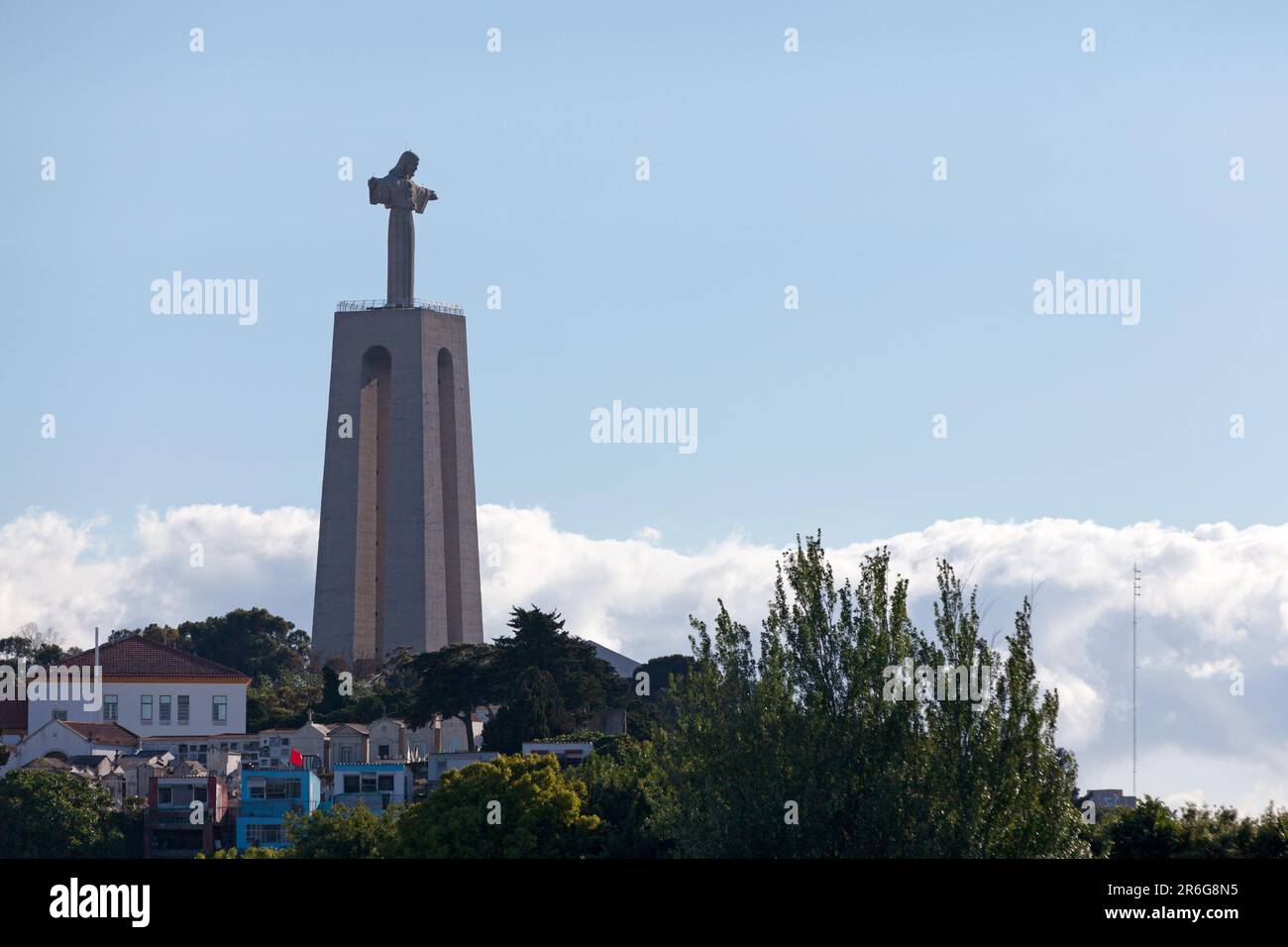 Le Sanctuaire du Christ le Roi (Portugais : Santuário de Cristo Rei) est un monument catholique et un sanctuaire dédié au Sacré coeur de Jésus-Christ Banque D'Images