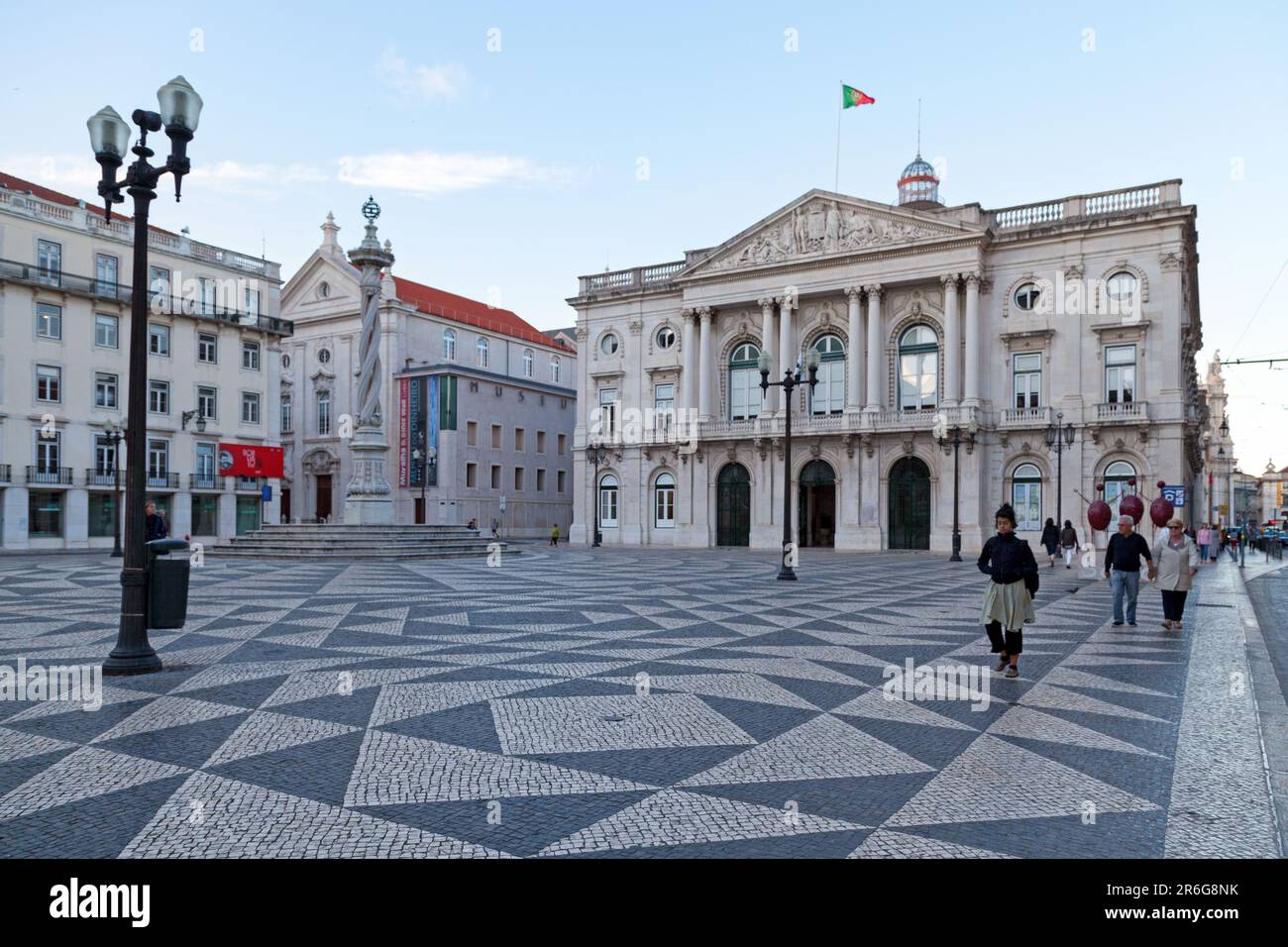 Lisbonne, Portugal - 01 juin 2018: Place municipale avec l'Hôtel de ville, la Pillerie de Lisbonne (Portugais: Pelourinho de Lisboa) et le Musée de l'argent (P Banque D'Images