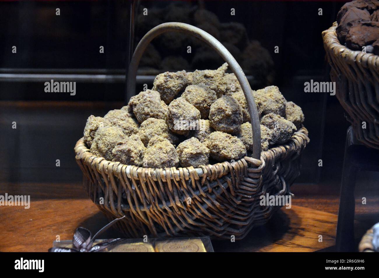 Panier de truffes au chocolat, intérieur de la boutique 'les vices du Roy' de Bruxelles, octobre 2017 15th. Banque D'Images