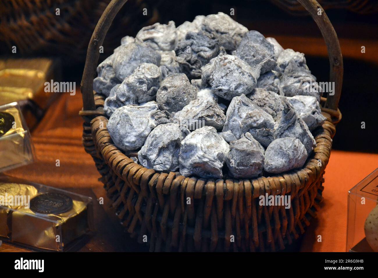 Panier de truffes au chocolat, intérieur de la boutique 'les vices du Roy' de Bruxelles, octobre 2017 15th. Banque D'Images