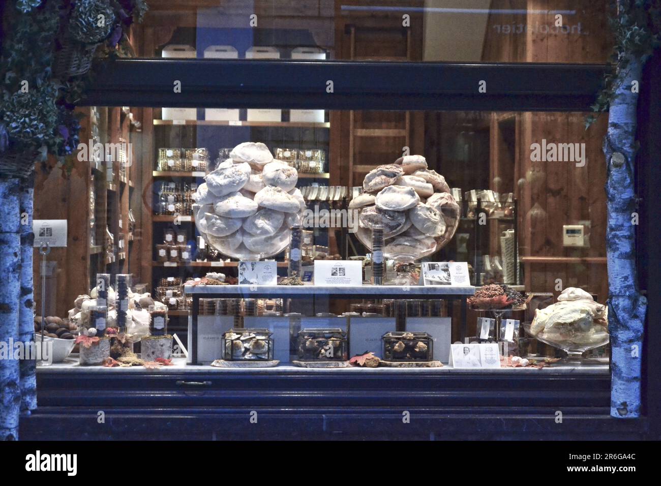 Bruxelles, Belgique - 14 octobre 2017 : vitrine du chocolatier Elisabeth. Cette boutique est spécialisée dans les meringues. Banque D'Images