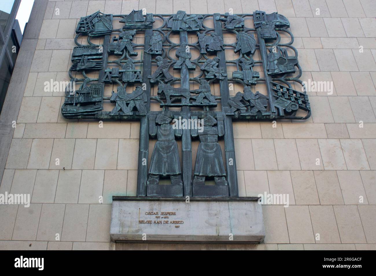 België aan het werk - la Belgique au travail - Oscar Jespers sculpture comme façade latérale du Stadschouwburg, Anvers Banque D'Images