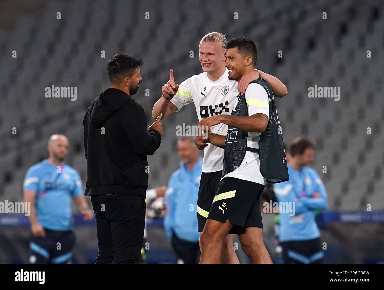 L'ancien joueur de Manchester City Sergio Aguero avec les joueurs actuels Erling Haaland et Rodlors d'une session d'entraînement au stade olympique Ataturk à Istanbul avant la finale de la Ligue des champions de l'UEFA demain soir. Date de la photo: Vendredi 9 juin 2023. Banque D'Images