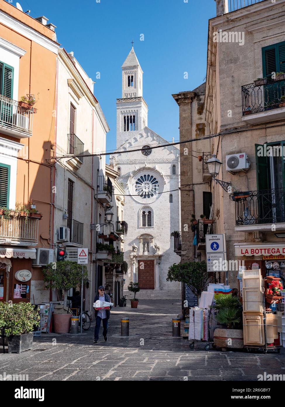 BARI, ITALIE - 30 OCTOBRE 2021 : Basilique Cathédrale Metropolitana Primaziale San Sabino à Bari, Italie vue de Piazza Federico II di Svevia Banque D'Images