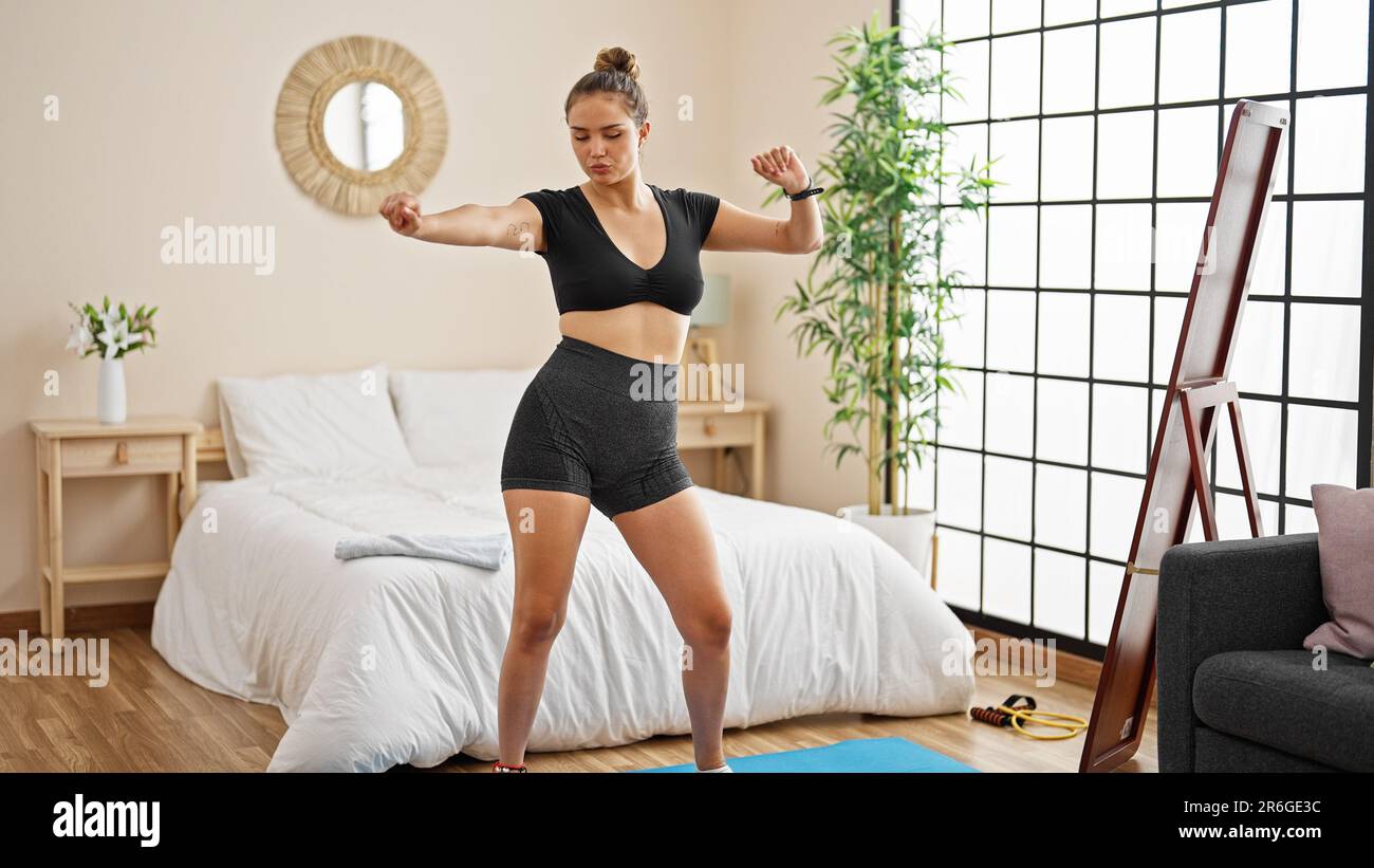 Belle Femme Portant Des Vêtements De Fitness Dans Une Salle De