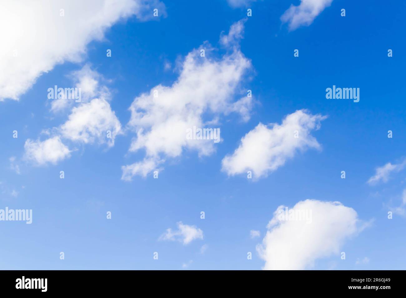 Blanc aéré de beaux nuages dans un ciel bleu clair. Temps clair et ensoleillé. Le concept de la sécurité et de la propreté de l'environnement. Banque D'Images