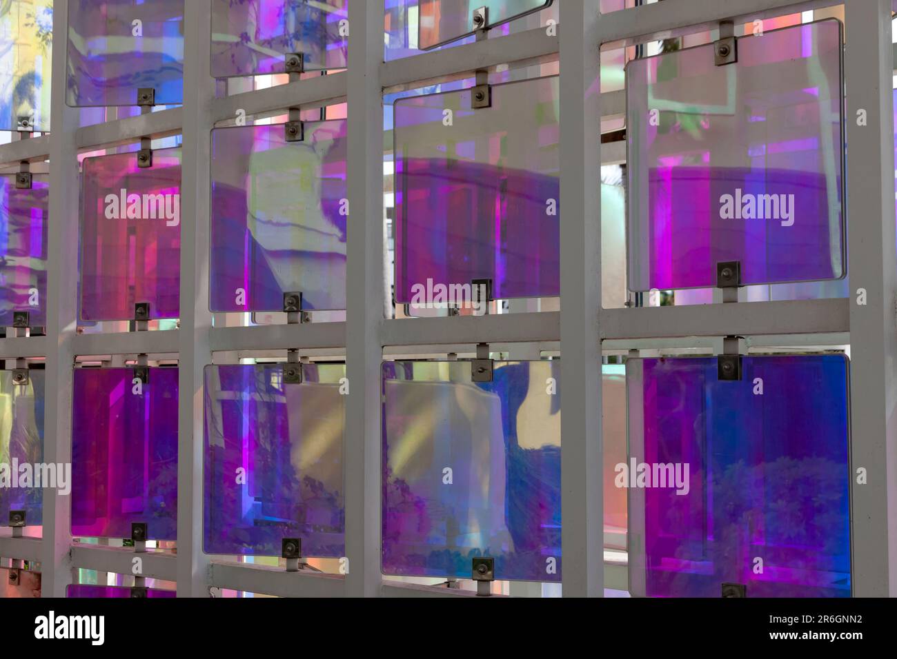 Gros plan d'une installation d'art public composée de panneaux revêtus de dichroïque qui pivotent, changent de couleur et réfléchissent au fur et à mesure de leur déplacement. Banque D'Images
