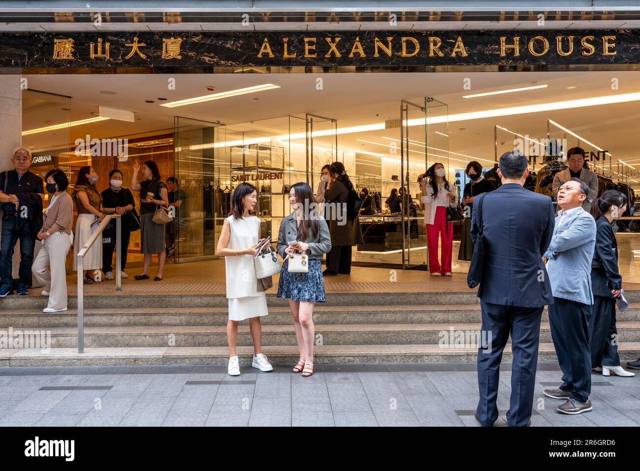 Un groupe de personnes bien habillées et riches à l'extérieur de l'Alexandra House Building, Central, Hong Kong, Chine. Banque D'Images