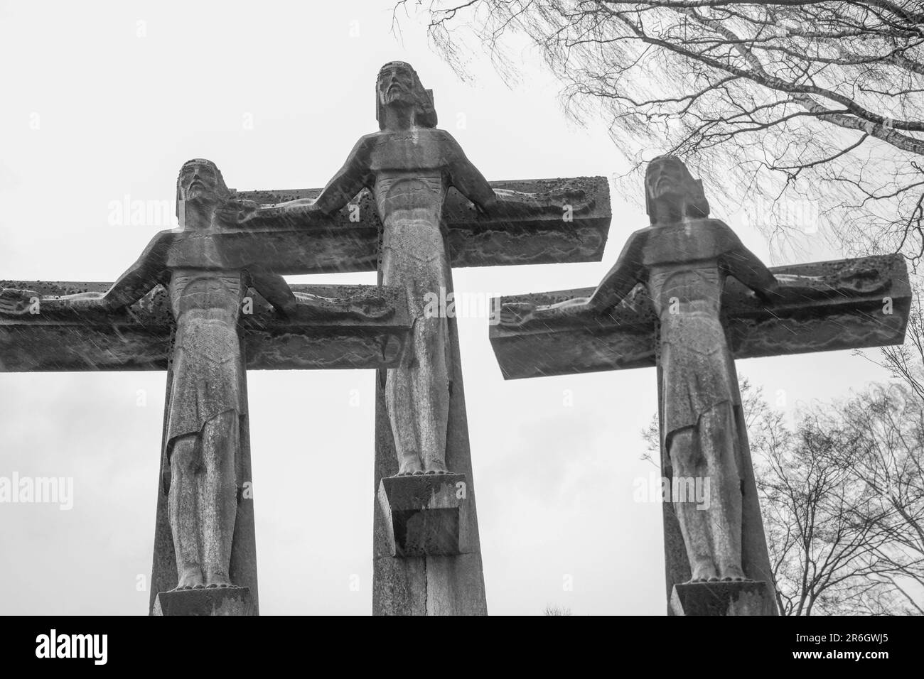 Un noir et blanc de trois croix de béton dans un cimetière Banque D'Images