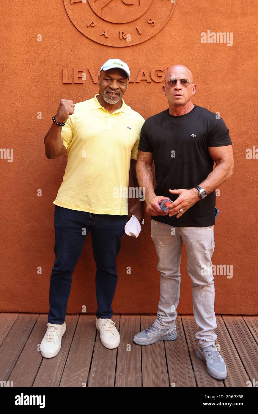 paris-france-09th-juin-2023-mike-tyson-et-dida-diafat-dans-les