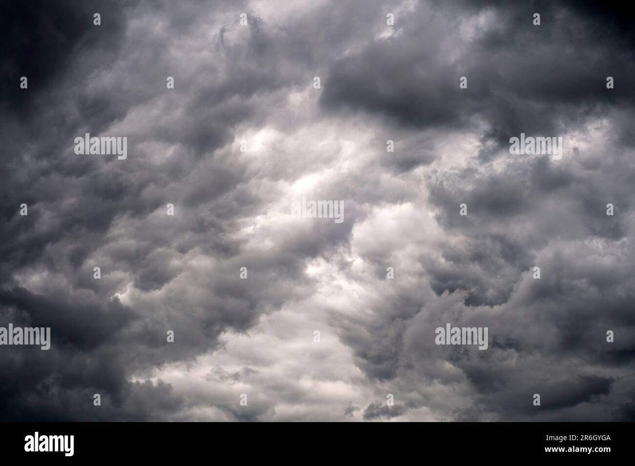 Cumulus congestus nuages avec des nuages ominus spectaculaires au-dessus. Banque D'Images