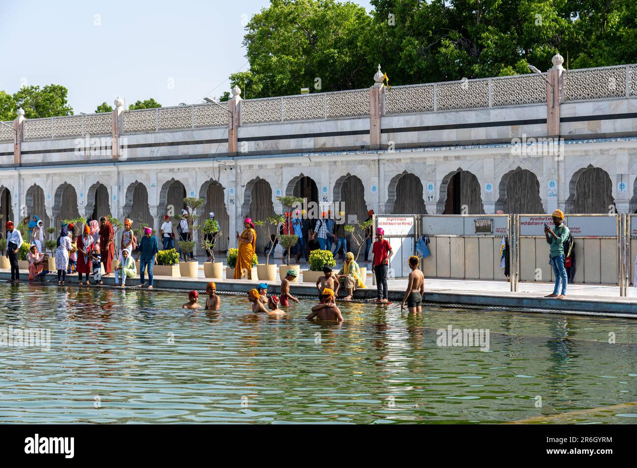 Temple Sikh Gurudwara Bangla Sahib à Delhi Banque D'Images